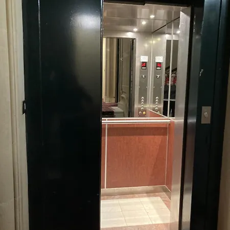 Nocleg ze śniadaniem Parc Monceau 4*