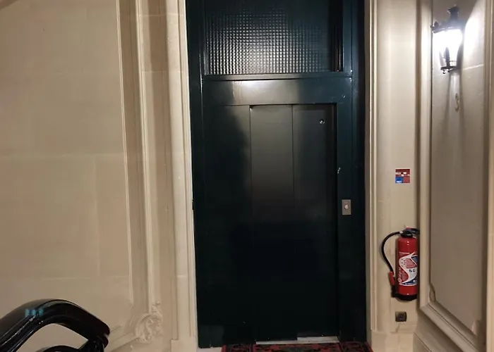 Nocleg ze śniadaniem Parc Monceau 4*